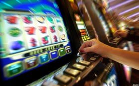 vvegas APP မြန်မာ ကစားသမား မိုဘိုင်းဂိမ်း Live Casino ကစားနေသောပုံ